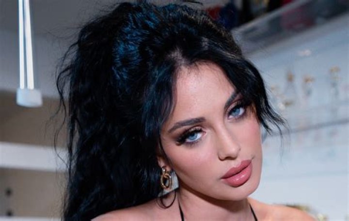 Camilla Araujo Nides: The Rising Star in the Digital World