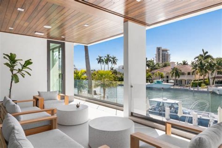 Luxury Waterfront Living: Your Dream Lakeside Residence